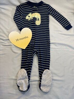 Carter's - LIKE NEW - Long Sleeve Onesie sleeper with Chameleon Graphics